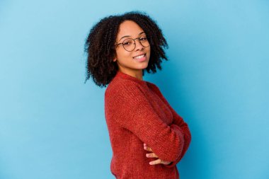 Genç Afro-Amerikan melez kadın mutlu, güler yüzlü ve neşeli.