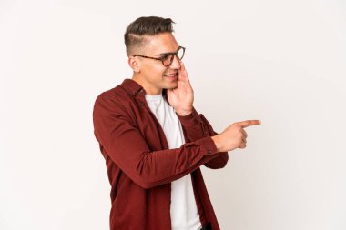 Beyaz tenli yakışıklı bir adam soyutlanmış, dedikodu yapıyor, bir şeyleri bildiriyor..