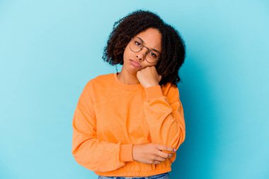 Genç Afro-Amerikan melez kadın tekrar eden bir görevden yoruldu..