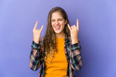 Genç beyaz kadın boynuzlarını bir devrim konsepti olarak gösteriyor..