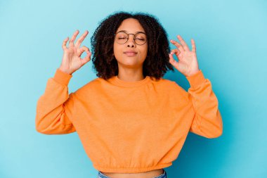 Genç Afro-Amerikan melez kadın yoğun bir günün ardından rahatlayıp yoga yapıyor..