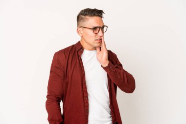 Kafkasyalı yakışıklı bir adam izole edilmiş güçlü bir diş ağrısı, azıdişi ağrısı var..