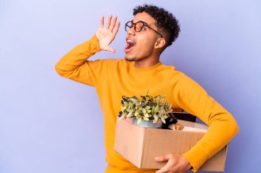 Genç Afro-Amerikalı kıvırcık adam yeni bir eve taşınıyor bağırıyor ve avuç içini açık tutuyor..