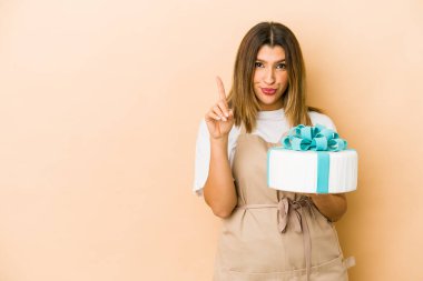 Genç Hintli pasta şefi kadın bir numarayı parmağıyla gösterdi..