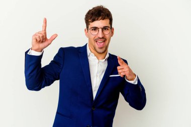 Beyaz arka planda dans eden ve eğlenen genç beyaz iş adamı..