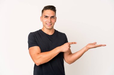 Beyaz tenli yakışıklı bir adam yalnız başına. Elinde bir fotokopi odası olduğu için heyecanlı..