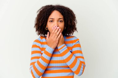 Genç Afro-Amerikan melez kadın ağzı kapalı ve endişeli görünüyor..