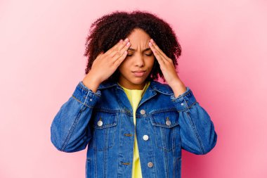 Genç Afro-Amerikan melez kadın yalnız başına, başı ağrıyor, yüzüne dokunuyor..