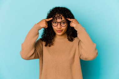 Genç Afrikalı Afro-Amerikan kadın izole edilmiş bir vazifeye odaklanmış, parmak uçlarını işaret ediyor..