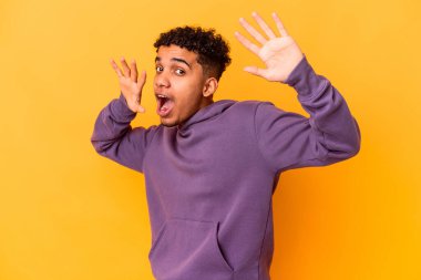 Genç Afro-Amerikalı kıvırcık adam yakın bir tehlikeden dolayı şoka uğruyor.