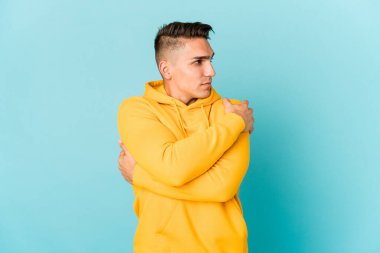 Genç, beyaz, yakışıklı bir adam. Kucaklaşmalar, kaygısız gülümsemeler ve mutluluklar..