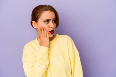 Genç Arap melez kadın gördüğü bir şey yüzünden şoka uğruyor..