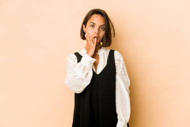 Genç İspanyol kadın izole edilmiş yüksek sesle bağırıyor, gözlerini açık ve ellerini gergin tutuyor.