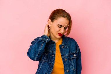 Genç Arap melez kadın stresten dolayı boynu ağrıyor, masaj yapıyor ve eliyle dokunuyor..