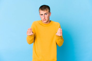 Beyaz tenli yakışıklı bir adam parasız olduğunu gösteriyor..