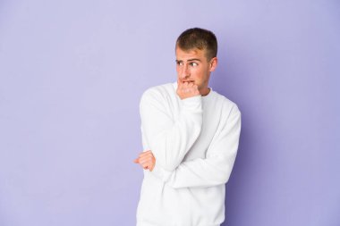 Tırnaklarını yiyen beyaz, yakışıklı genç bir adam. Gergin ve endişeli..