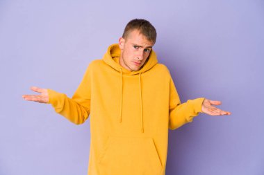 Kafkasyalı yakışıklı genç adam şüphe ediyor ve sorgulamada omuz silkiyor..