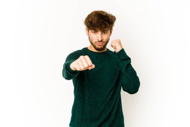 Beyaz arka planda genç bir Arap bir tartışma yüzünden yumruk, öfke, kavga atıyor, boks yapıyor..