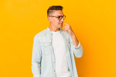 Genç, yakışıklı, beyaz bir adam izole edilmiş, rahatlamış bir şekilde fotokopi odasına bakan bir şey düşünüyor..