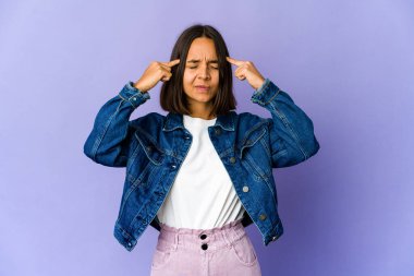 Genç melez kadın bir işe odaklanmış, işaret parmaklarını işaret ediyor..