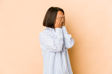 Genç İspanyol kadın yalnız, gözleri elleriyle kapatmaktan korkuyor..