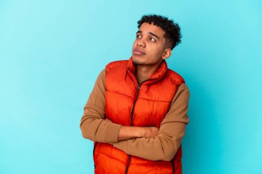 Genç Afro-Amerikan kıvırcık adamı hedeflerine ve amaçlarına ulaşmayı hayal ediyor.