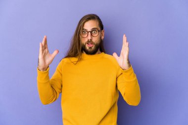 Uzun saçlı genç adamın bir fikri, ilham konsepti var..