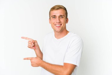 Kafkasyalı yakışıklı genç adam işaret parmağıyla işaret ettiği için heyecanlı..