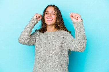 Genç beyaz kıvırcık saçlı kadın yalnız dans edip eğleniyor..