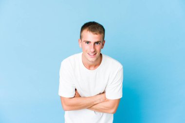 Genç beyaz yakışıklı adam gülüyor ve eğleniyor..