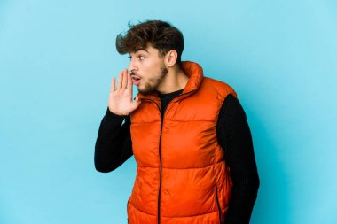 Mavi arka plandaki genç Arap, gizli bir sıcak fren haberinden bahsediyor.