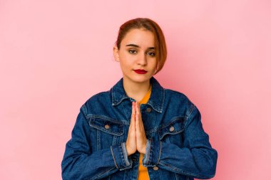 Genç Arap melez kadın dua ediyor, bağlılık gösteriyor, dindar kişi ilahi ilham arıyor..