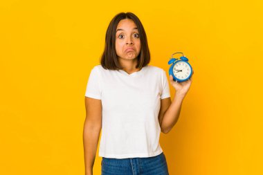 Genç İspanyol bir kadın elinde megafonla omuzlarını silker ve gözleri açık kalır..