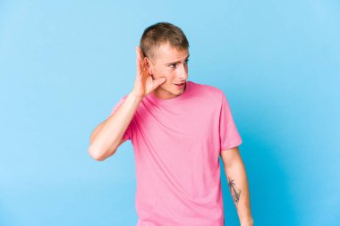 Bir dedikoduyu dinlemeye çalışan beyaz, yakışıklı genç bir adam..