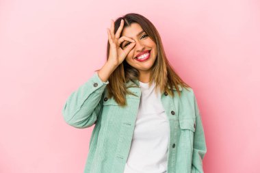 Pembe arka planda izole edilmiş genç Hintli kadın heyecanlı..