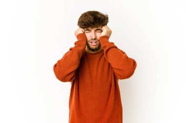 Beyaz arka planda ağlayan genç bir Arap. Acı ve kafa karışıklığı gibi bir şeyden mutsuz..