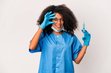 Genç Afro-Amerikan kıvırcık saçlı kadın elinde şırıngayla heyecanlı..