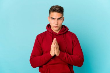 Beyaz tenli yakışıklı adam yalnız başına dua ediyor, bağlılık gösteriyor, dindar biri ilahi ilhamı arıyor..