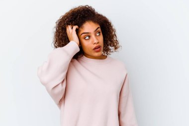 Beyaz arka planda izole edilmiş genç Afrikalı Amerikalı kadın şok geçiriyordu. Önemli bir toplantıyı hatırladı..