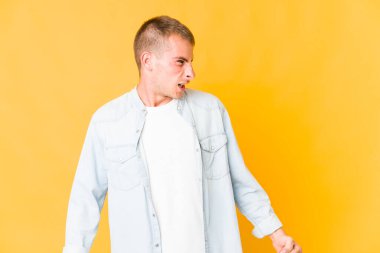 Kafkasyalı yakışıklı genç adam çok kızgın, öfkeli, sinirli bağırıyor..