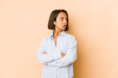 Genç İspanyol kadın sürekli tekrarlanan bir görevden yoruldu..