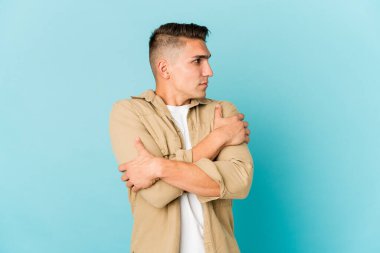 Genç, beyaz, yakışıklı bir adam. Kucaklaşmalar, kaygısız gülümsemeler ve mutluluklar..