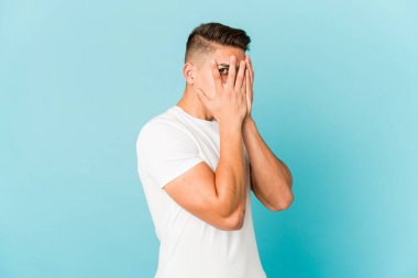 Genç, beyaz, yakışıklı bir adam yalnız. Korkmuş ve gergin parmaklarıyla göz kırp..