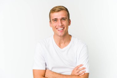 Genç beyaz yakışıklı adam gülüyor ve eğleniyor..