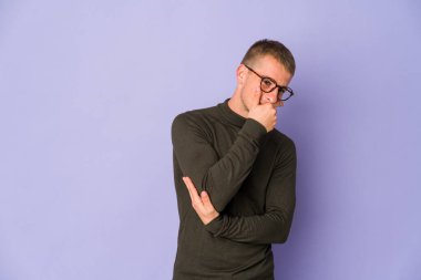 Genç, beyaz, yakışıklı, gülen, neşeli, kaygısız, doğal bir duygu..