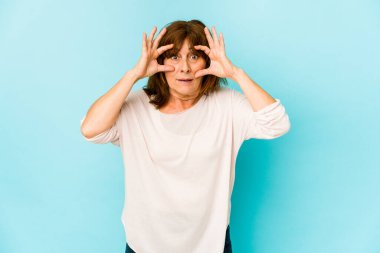 Üst düzey beyaz kadın tecrit edilmiş. Başarı fırsatı bulmak için gözlerini açık tutuyor..