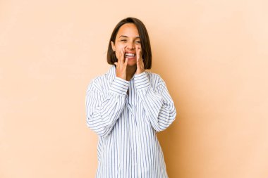 Latin kökenli genç bir kadın dedikodu yapıyor, bir şeyleri haber veriyor..