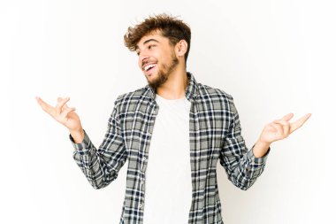 Beyaz arka plandaki genç Arap adam çok gülerdi. Mutluluk kavramı.