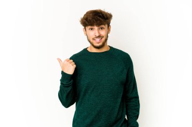 Beyaz arka plandaki genç Arap adam işaret parmağıyla bir kopyalama alanını işaret ederek şok oldu.