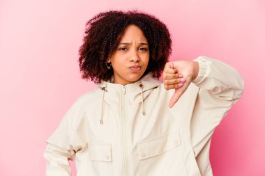 Genç Afro-Amerikan melez kadın kendini soyutlamış baş parmağını aşağı gösteriyor, hayal kırıklığı konsepti.